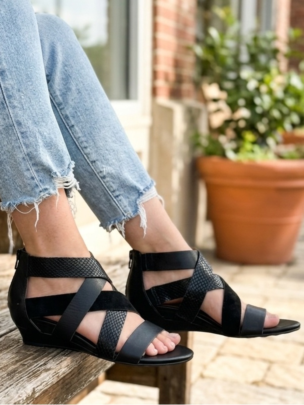 Söfft Black Leather Low Wedge Sandals Womens 9M Strappy Gladiators Back Zipper.